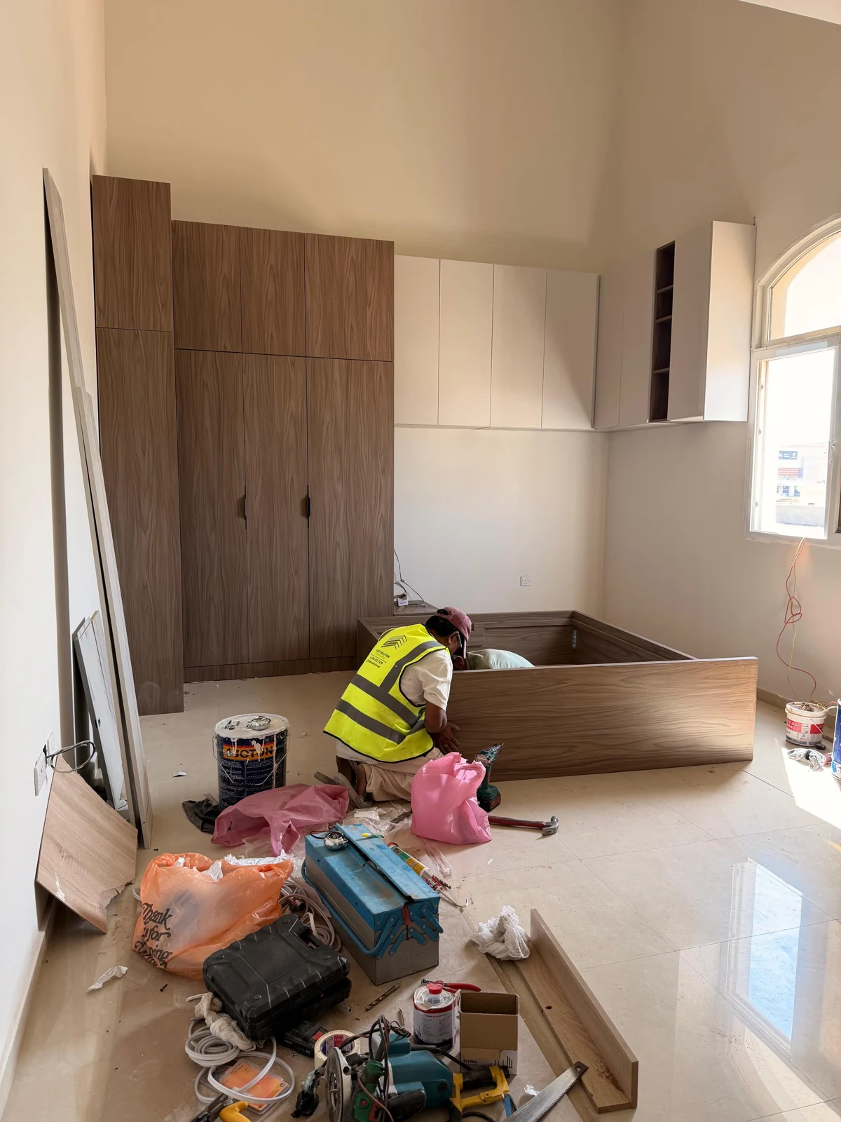 فريق Easy Carpentry خلال تركيب خزانة